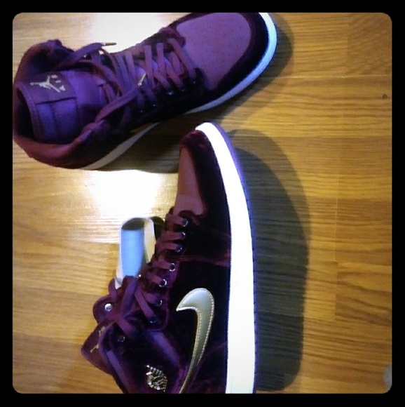 Jordan 1 Retro Heiress Night Maroon (GS) - Picture 1 of 4